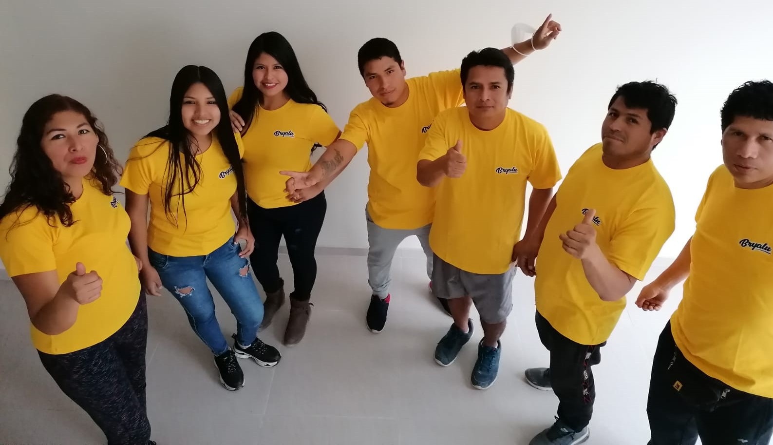 Equipo Bryalu trabajando juntos